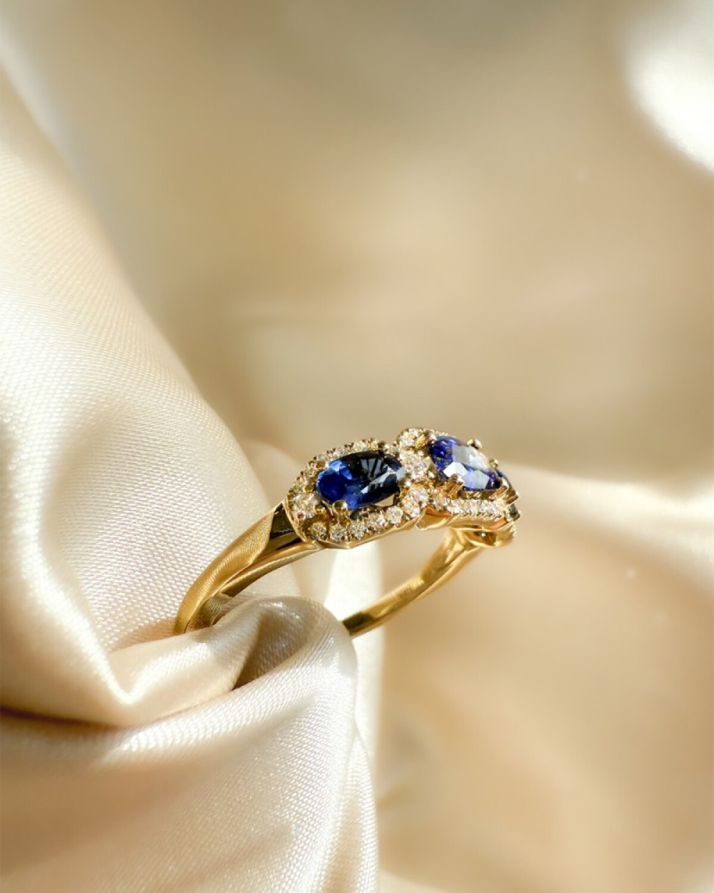 entourage-ring-14-karaat-goud-koningsblauw-saffier-transparant-diamant-0-27-crt-6-mm-breedte