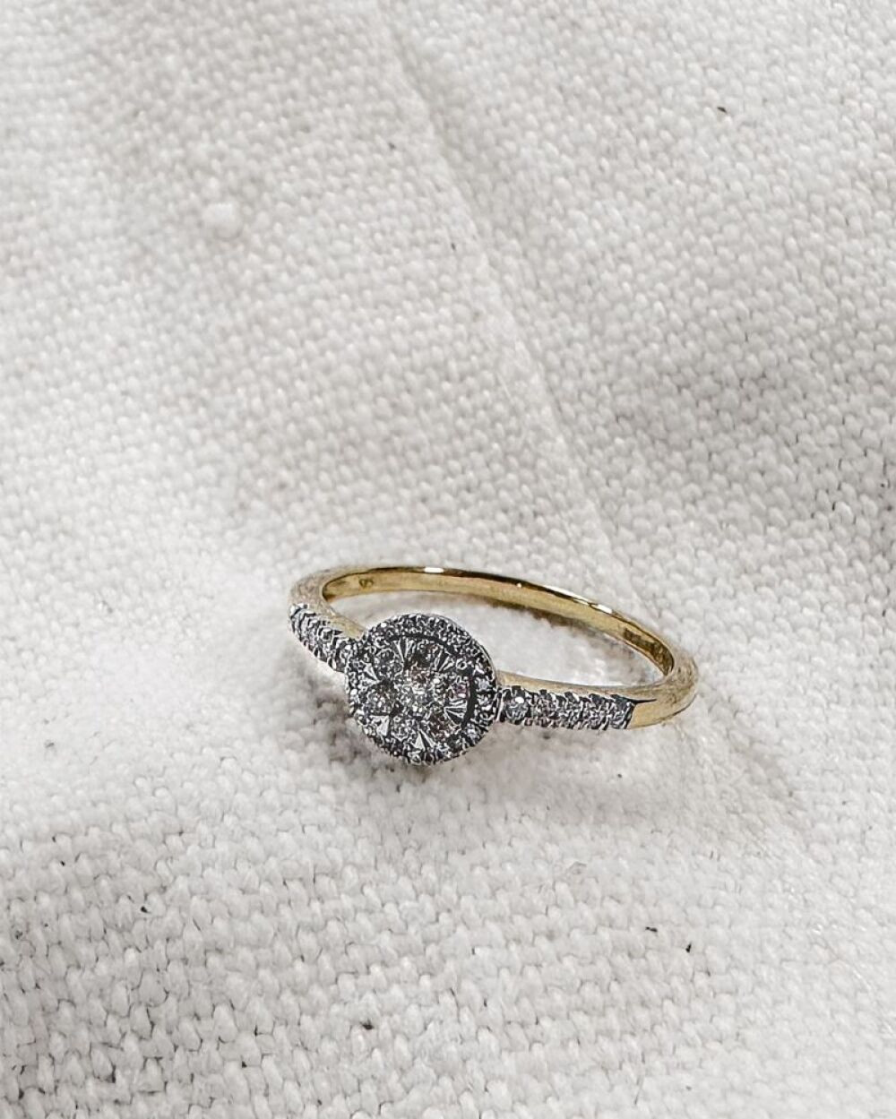 entourage-ring-van-14-karaat-goud-met-diamanten-in-speelse-zetting-0-24-crt