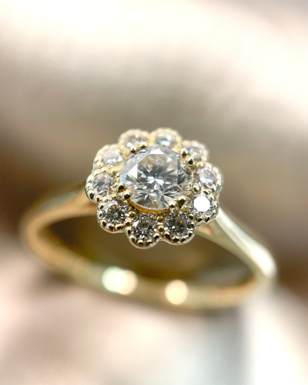 entourage-ring-van-goud-met-0-43-crt-diamanten-bloem-vam-7-8-mm