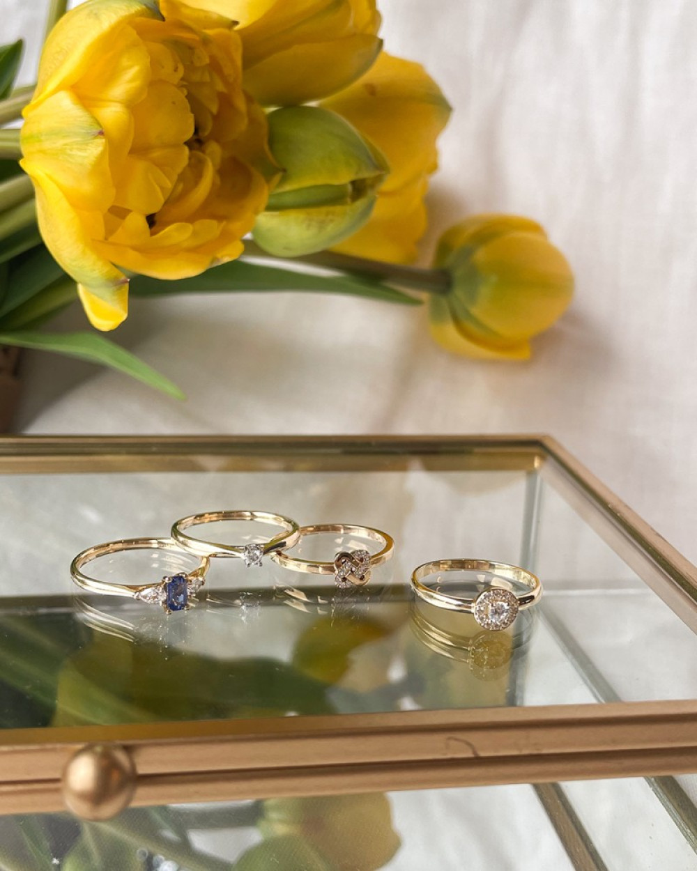 entourage-ring-van-goud-met-ronde-zirkonia-stenen-met-een-breedte-van-6-5-mm