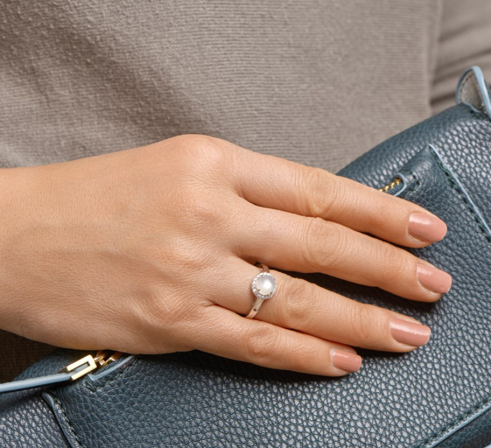gerhodineerde-zilveren-entourage-ring-met-maansteen-en-zirkonia