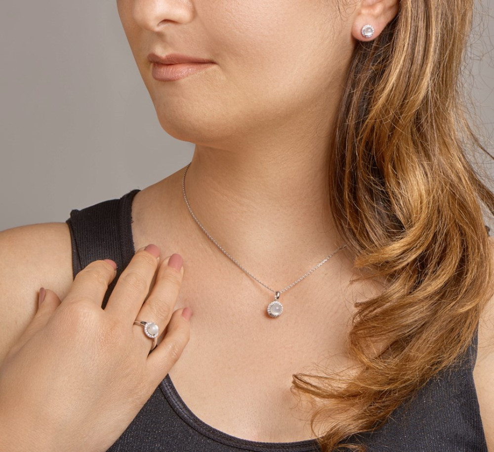 gerhodineerde-zilveren-entourage-ring-met-maansteen-en-zirkonia