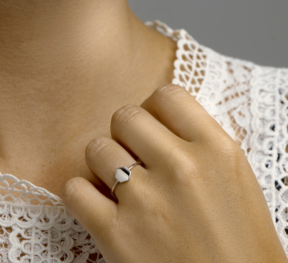 gerhodineerde-zilveren-zegelring-met-zeshoekig-ontwerp