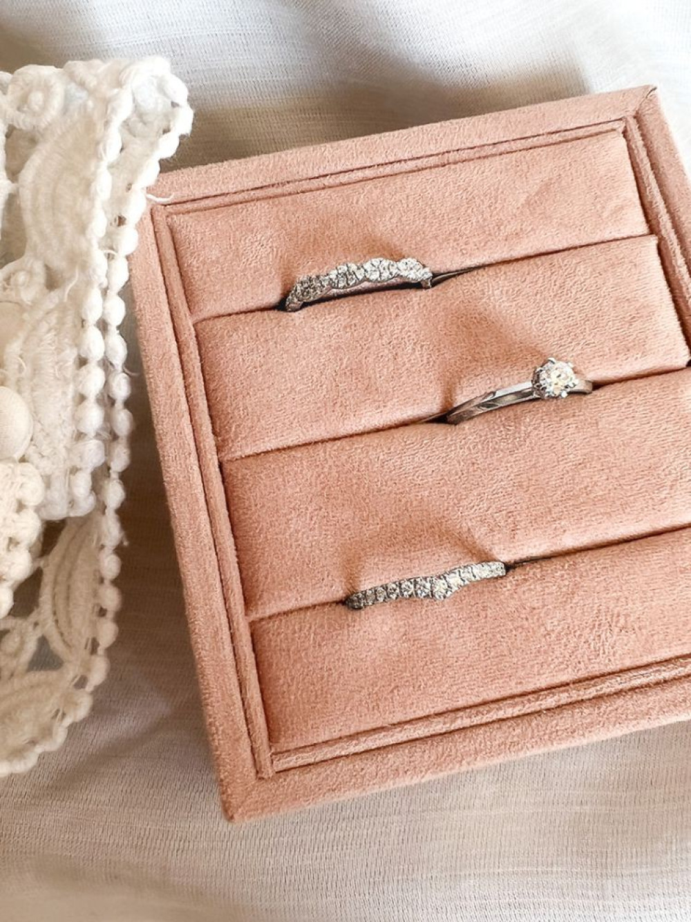 gevlochten-aanschuifring-van-witgoud-met-diamanten-0-34-crt