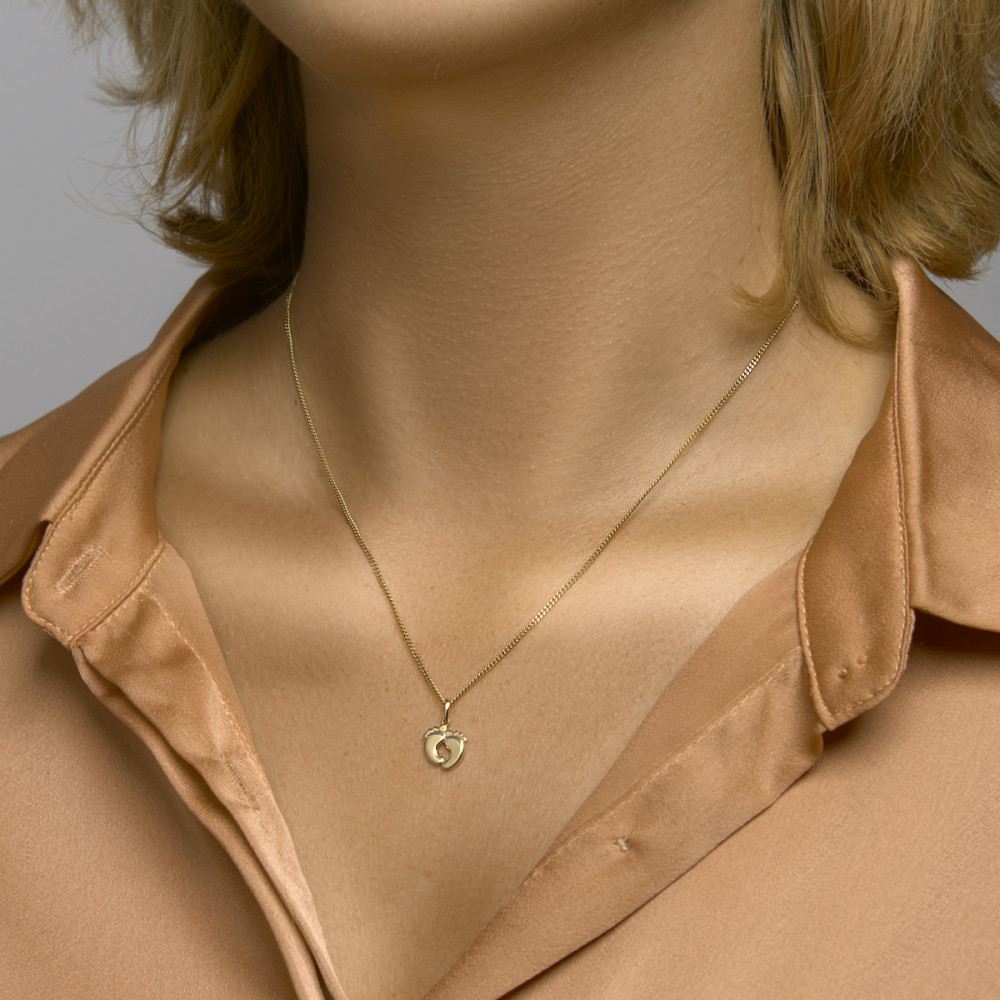 gladde-gouden-hanger-met-babyvoetjes-10-5-mm-hoogte-16-mm