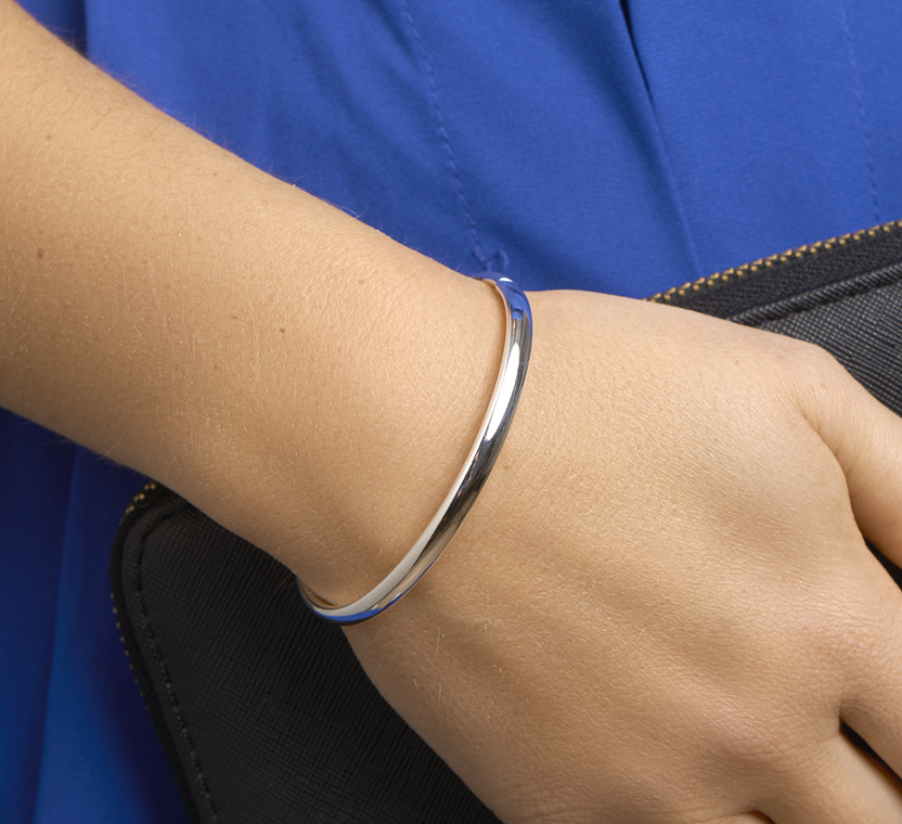 glanzende-zilveren-bangle-met-ronde-buis-5-mm-breed