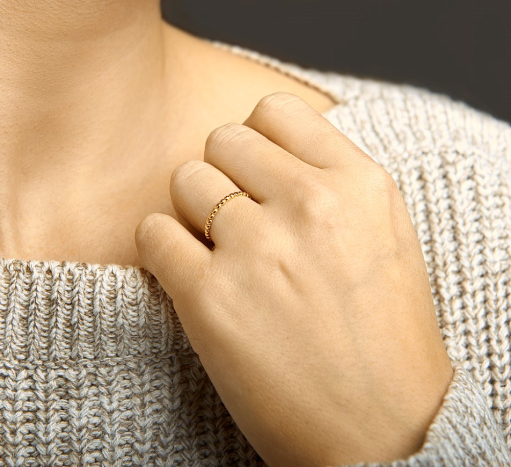 gouden-aanschuifring-met-bolletjespatroon