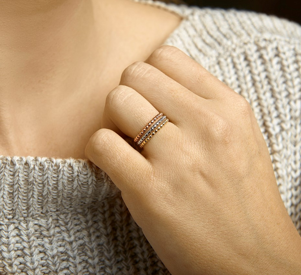 gouden-aanschuifring-met-bolletjespatroon