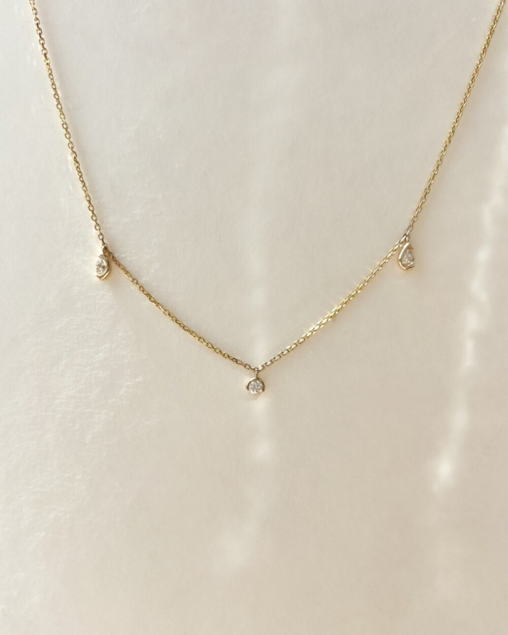 gouden-collier-met-diamanten-in-marquise-ronde-en-druppelvorm-024-crt-lengte-4345-cm