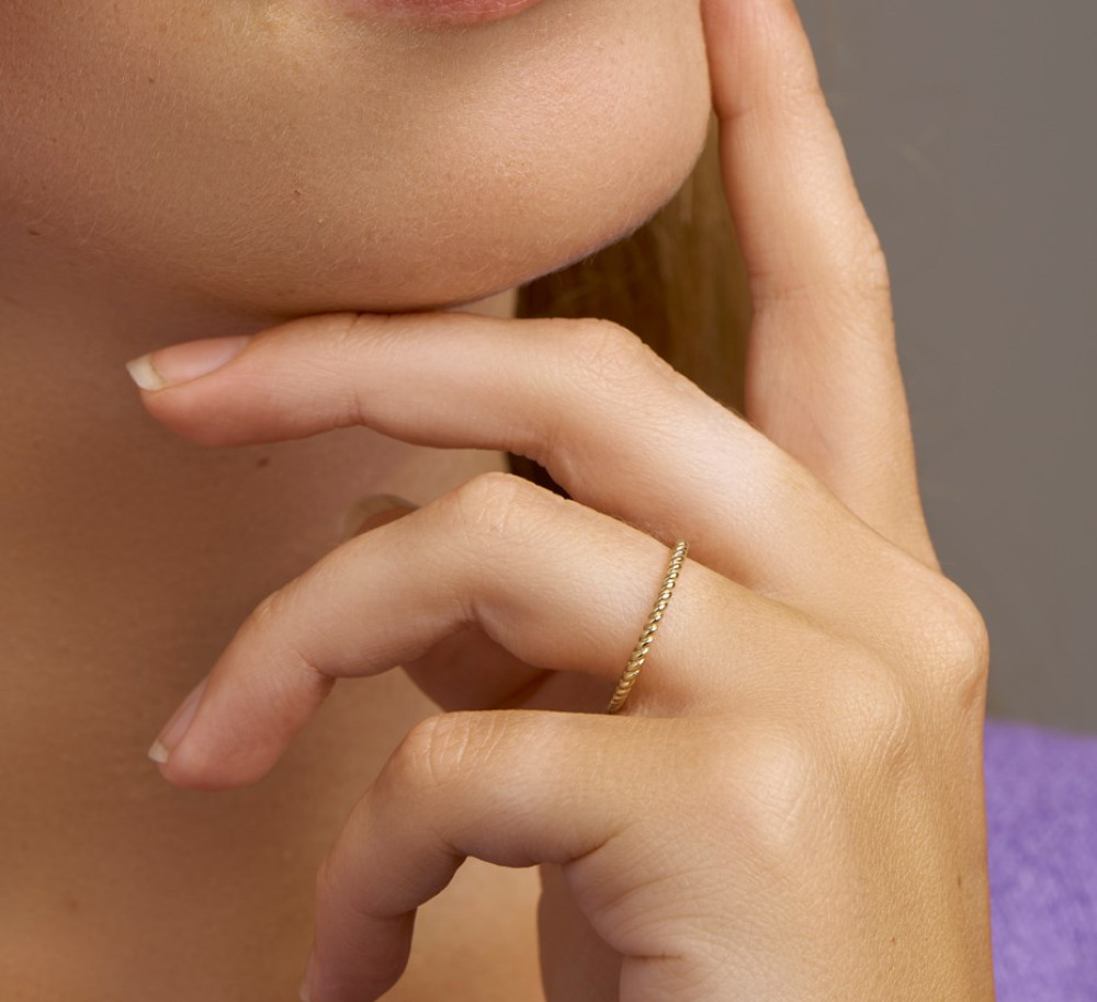 gouden-gedraaide-schakelring-met-gravure