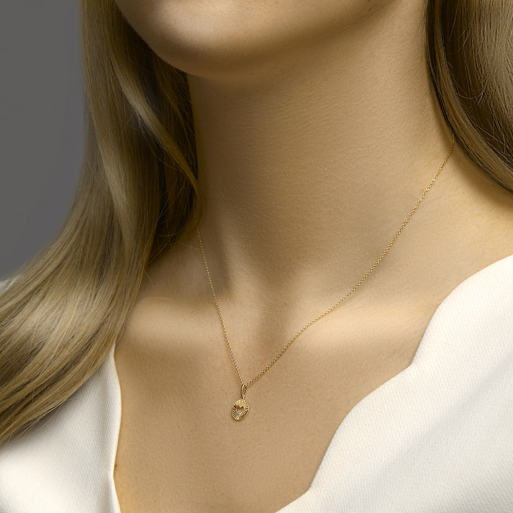 gouden-hartjes-hanger-met-uitgesneden-hart-en-gestreept-patroon-diameter-8-5-mm
