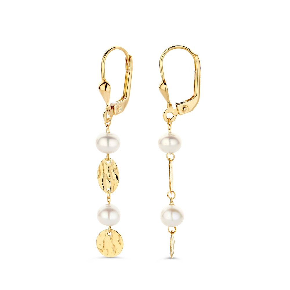 gouden-oorhangers-met-witte-zoetwaterparels-en-bewerkte-ovaaltjes-hoogte-44-mm