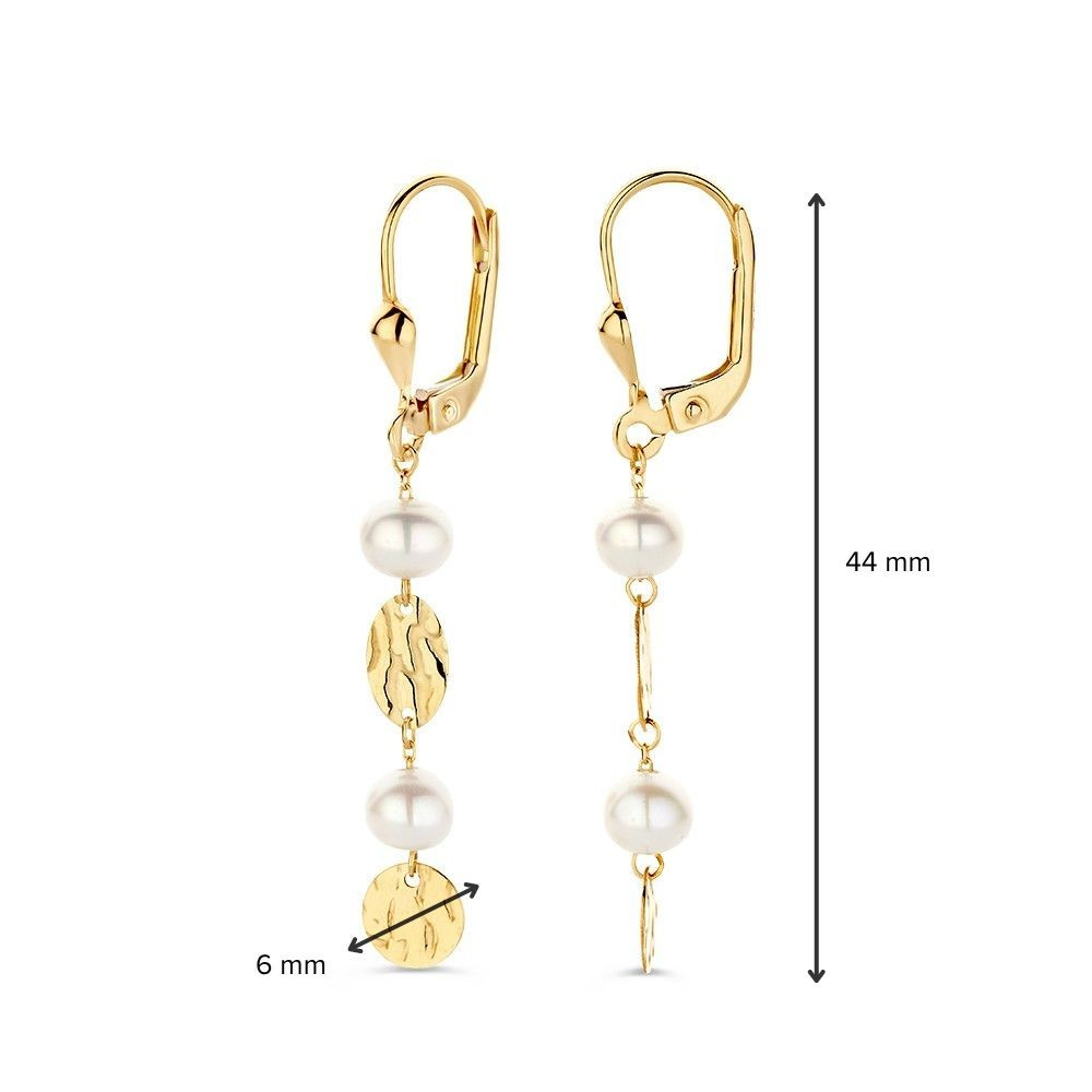 gouden-oorhangers-met-witte-zoetwaterparels-en-bewerkte-ovaaltjes-hoogte-44-mm