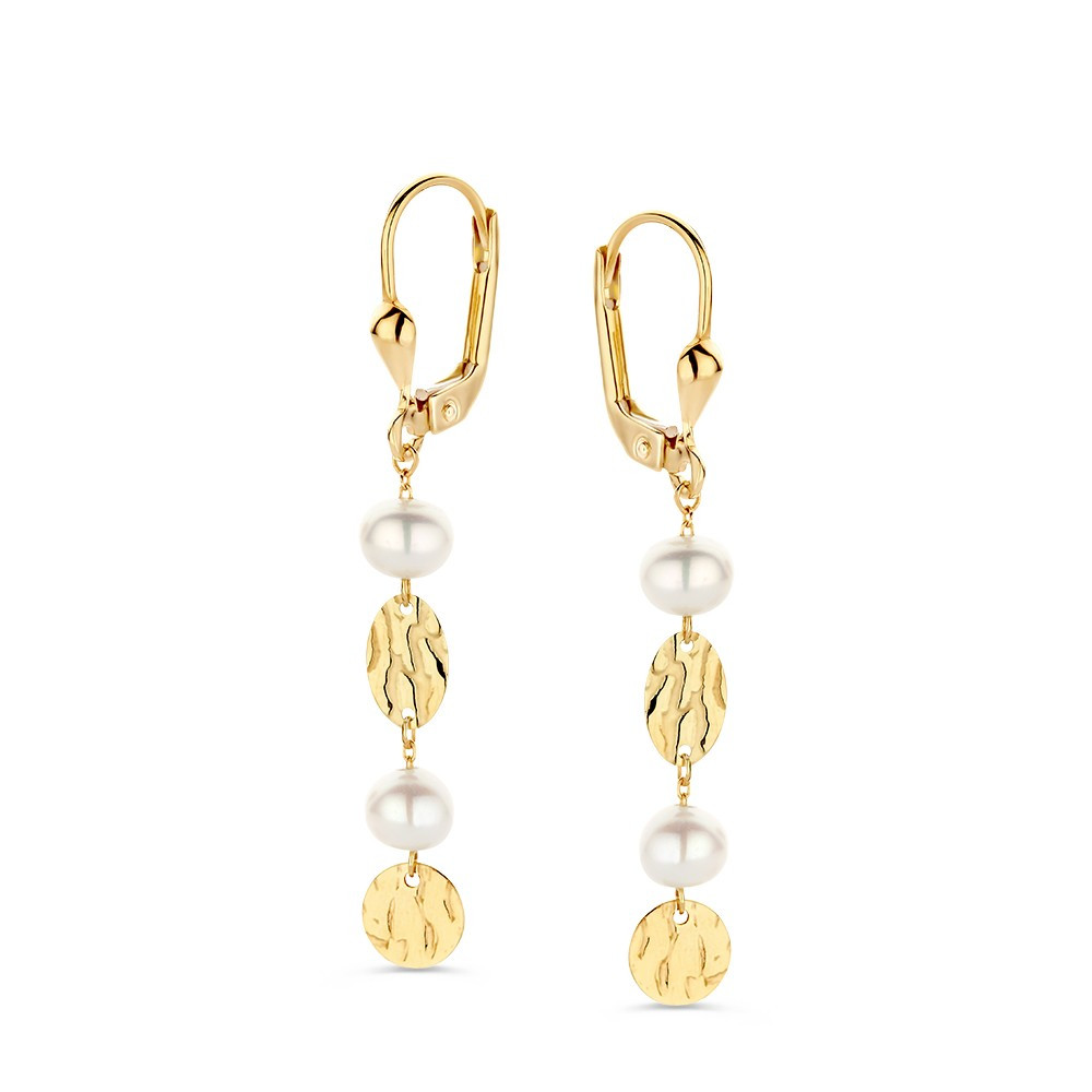 gouden-oorhangers-met-witte-zoetwaterparels-en-bewerkte-ovaaltjes-hoogte-44-mm