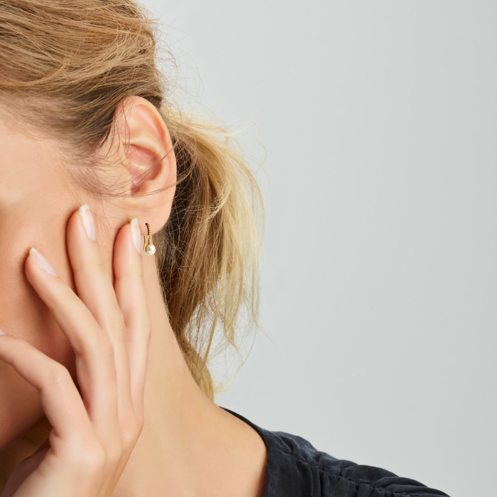 gouden-oorhangers-met-zirkonia-en-zoetwaterparel-18-mm