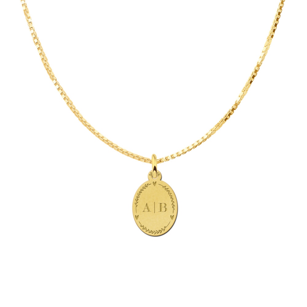 gouden-ovale-hanger-met-initialen-en-bladpatroon-12-mm-breed-hoogte-15-mm