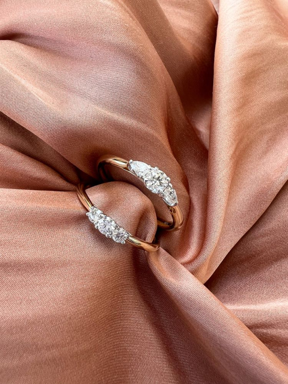 gouden-ring-met-1-ovaal-en-2-peer-geslepen-diamanten-0-35-crt-in-witgouden-zetting