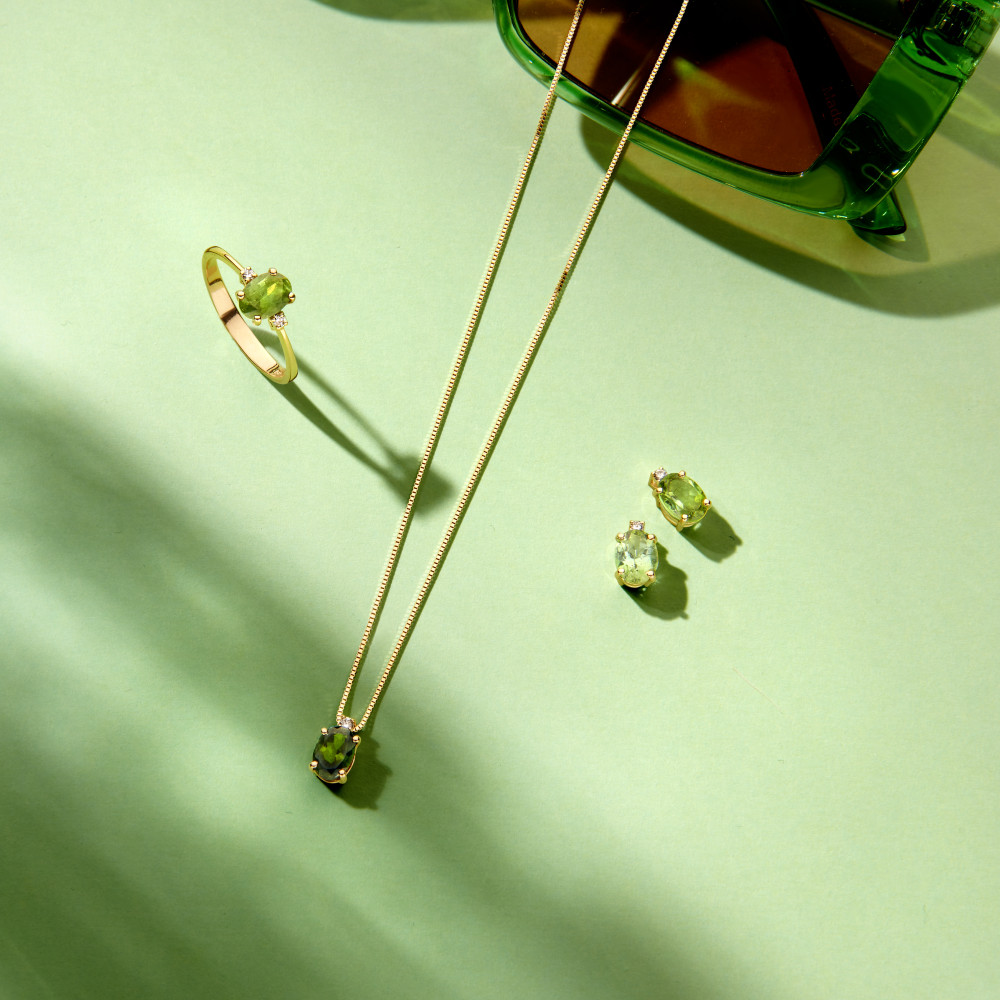 gouden-ring-met-ovale-groene-toermalijn-en-2-zijdiamanten