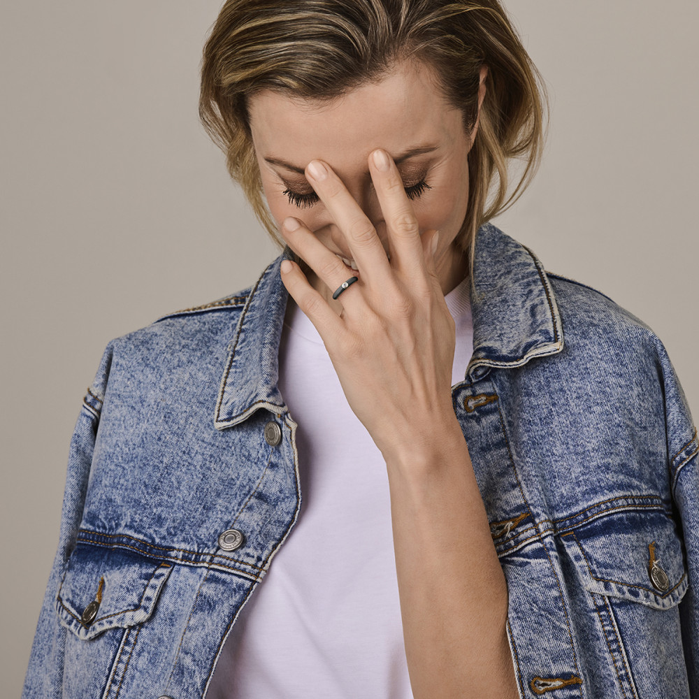 gouden-ring-met-zwart-keramiek-en-solitaire-diamant