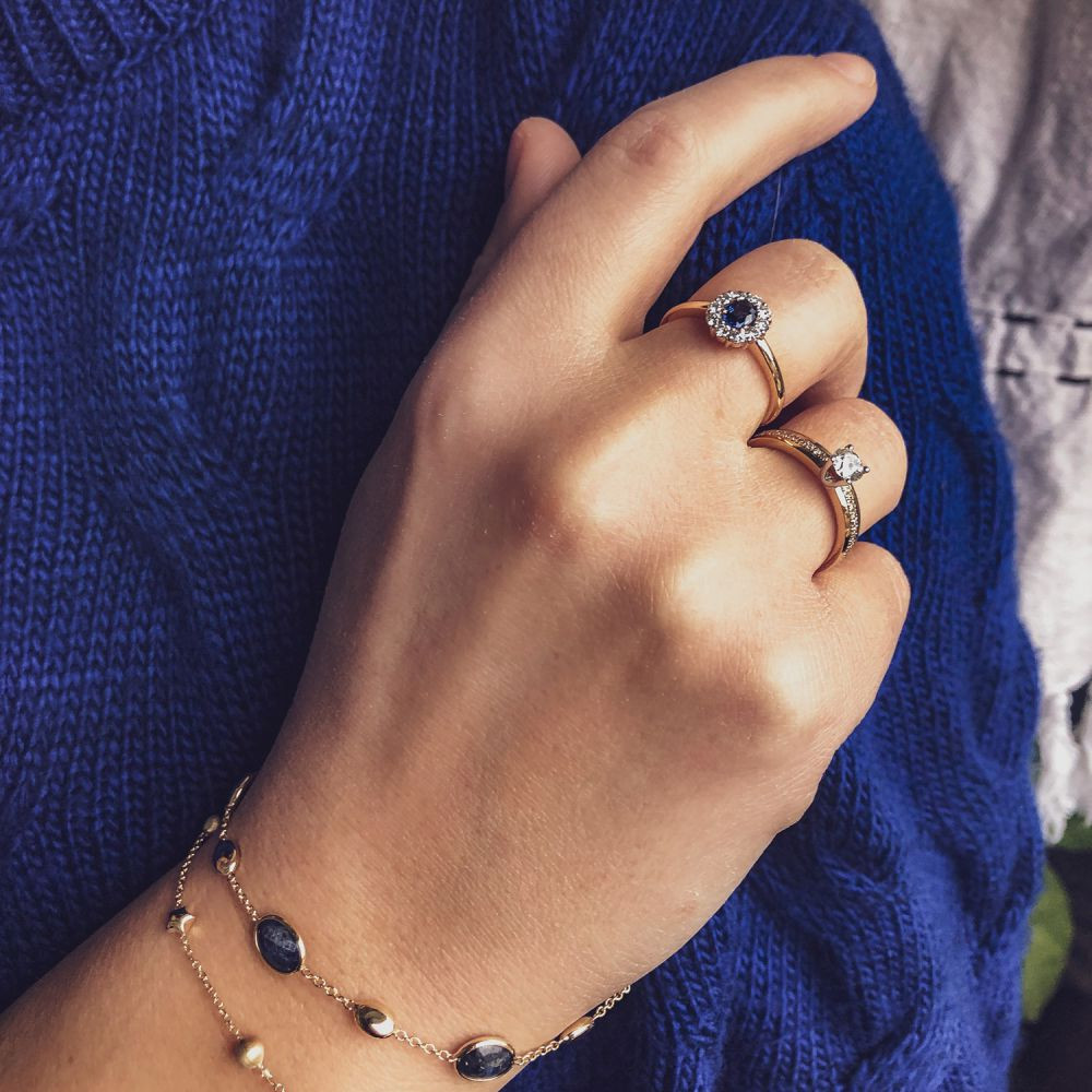 gouden-schakelarmband-met-blauwe-saffieren-en-ovale-elementen