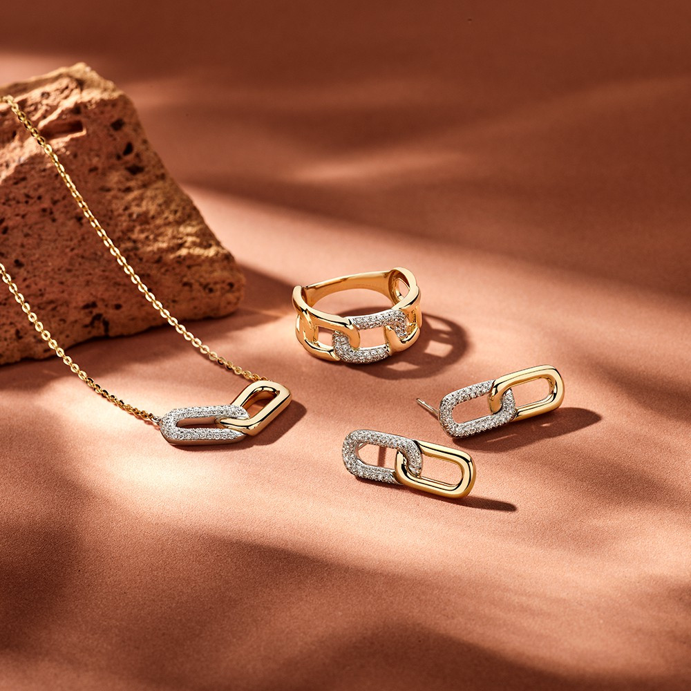 gouden-schakelring-met-witgouden-schakel-gezet-met-diamanten-0-20-crt