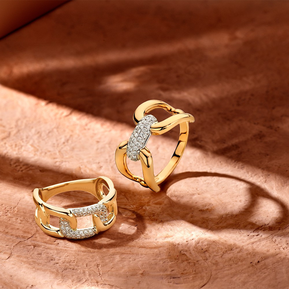 gouden-schakelring-met-witgouden-schakel-gezet-met-diamanten-0-20-crt