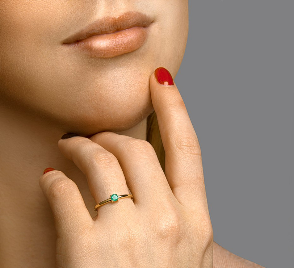 gouden-solitair-ring-met-smaragd