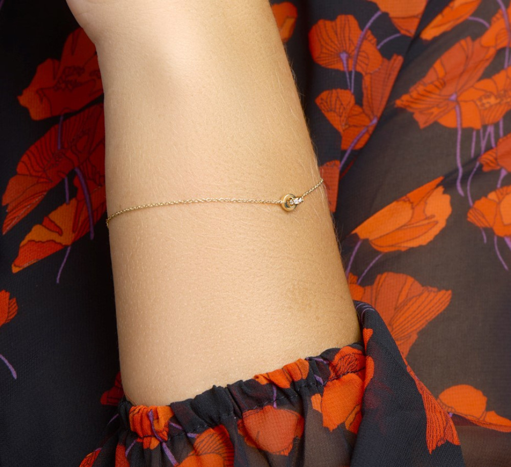 goudkleurige-armband-met-infinity-hanger-en-diamanten