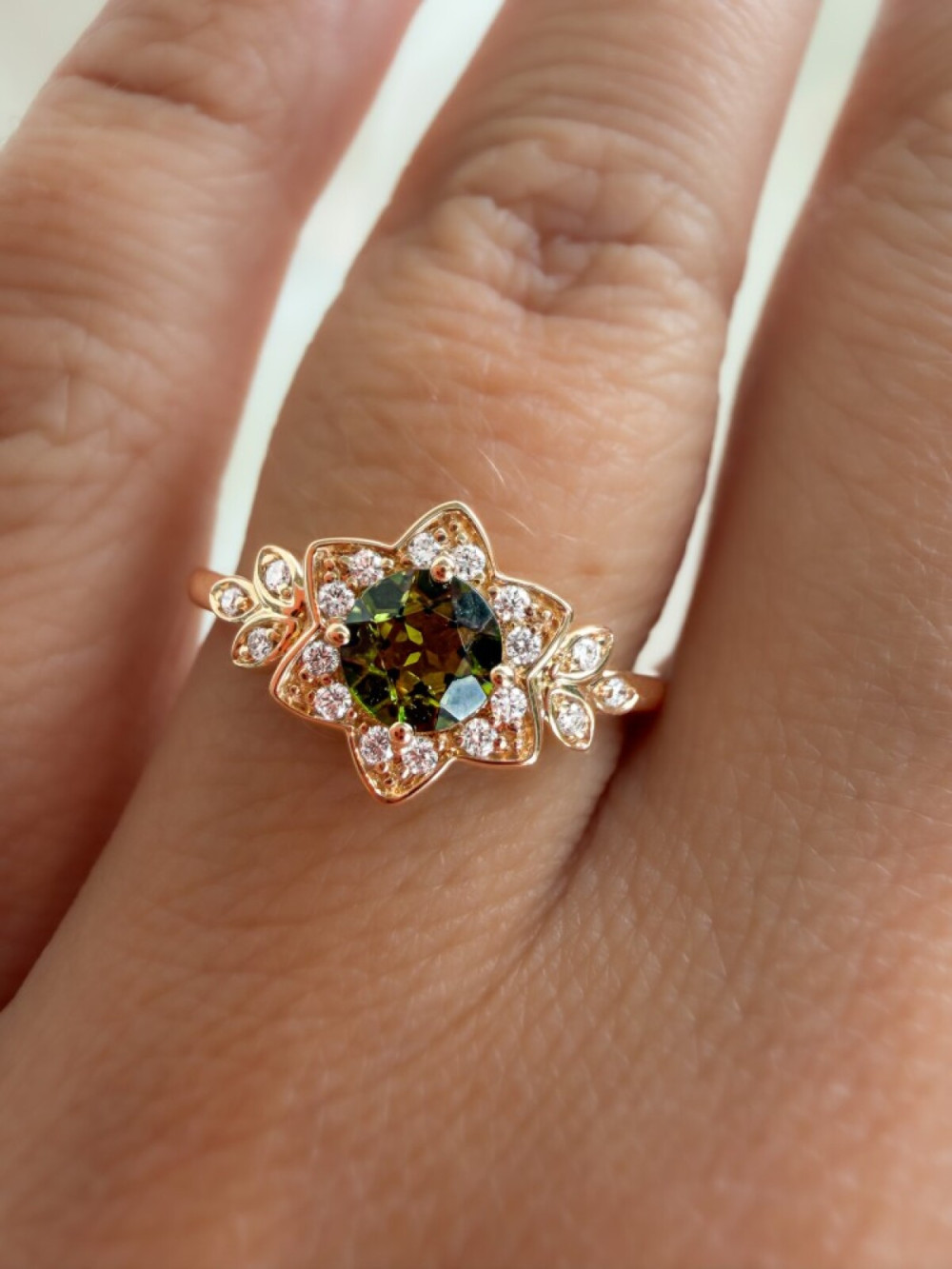 halo-bloem-ring-14k-goud-toermalijn-groen-transparante-diamanten-0-12-crt-10-mm-breedte