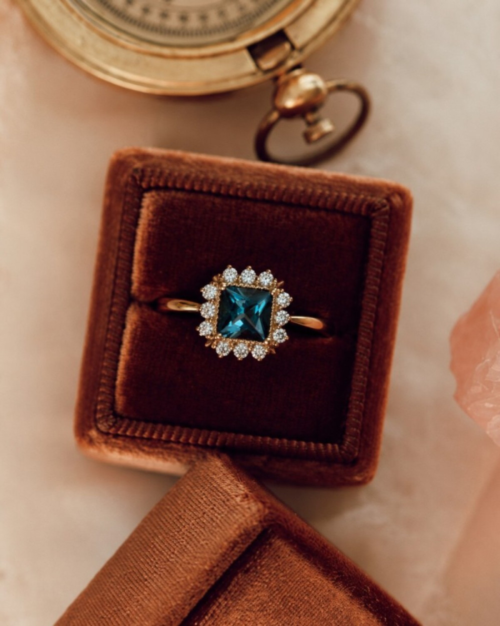 halo-ring-14k-goud-prinses-topaas-london-blue-diamant-transparant-0-19-crt