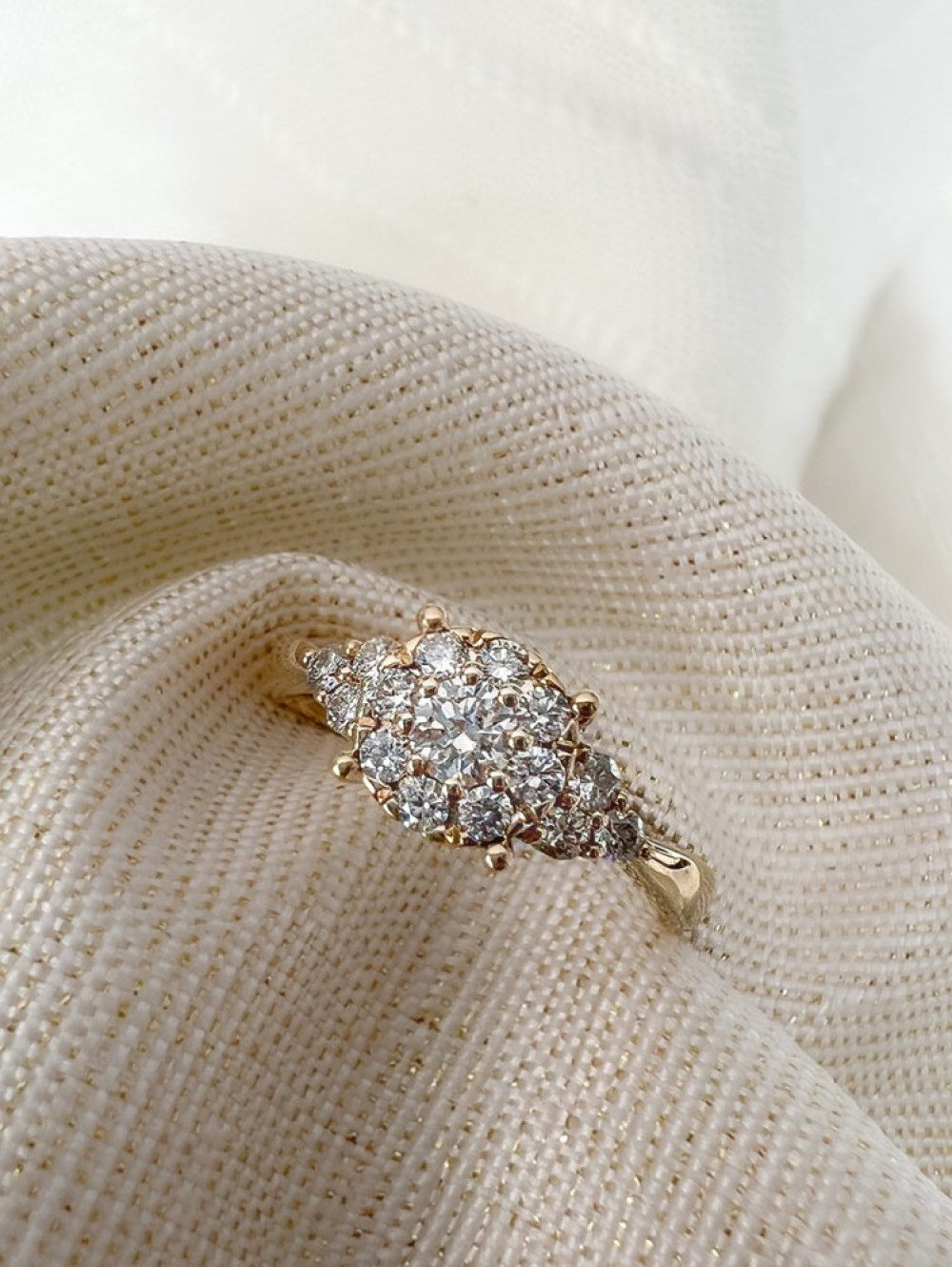 halo-ring-van-goud-met-grote-en-kleine-diamanten-van-0-56-crt