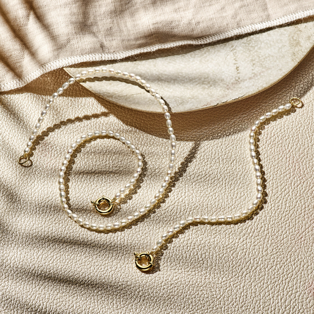 ketting-witte-imitatieparels-en-gold-plated-veerslot-3-8-mm-breedte-lengte-41-cm