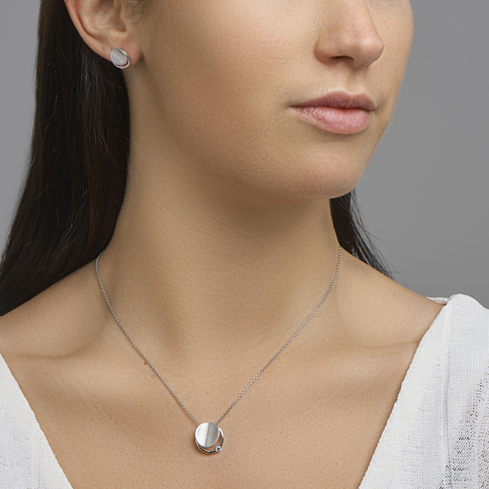 ketting-zilver-ronde-matte-hanger-en-glanzend-zirkonia-boogje-1-3-mm-breedte-lengte-41-45-cm