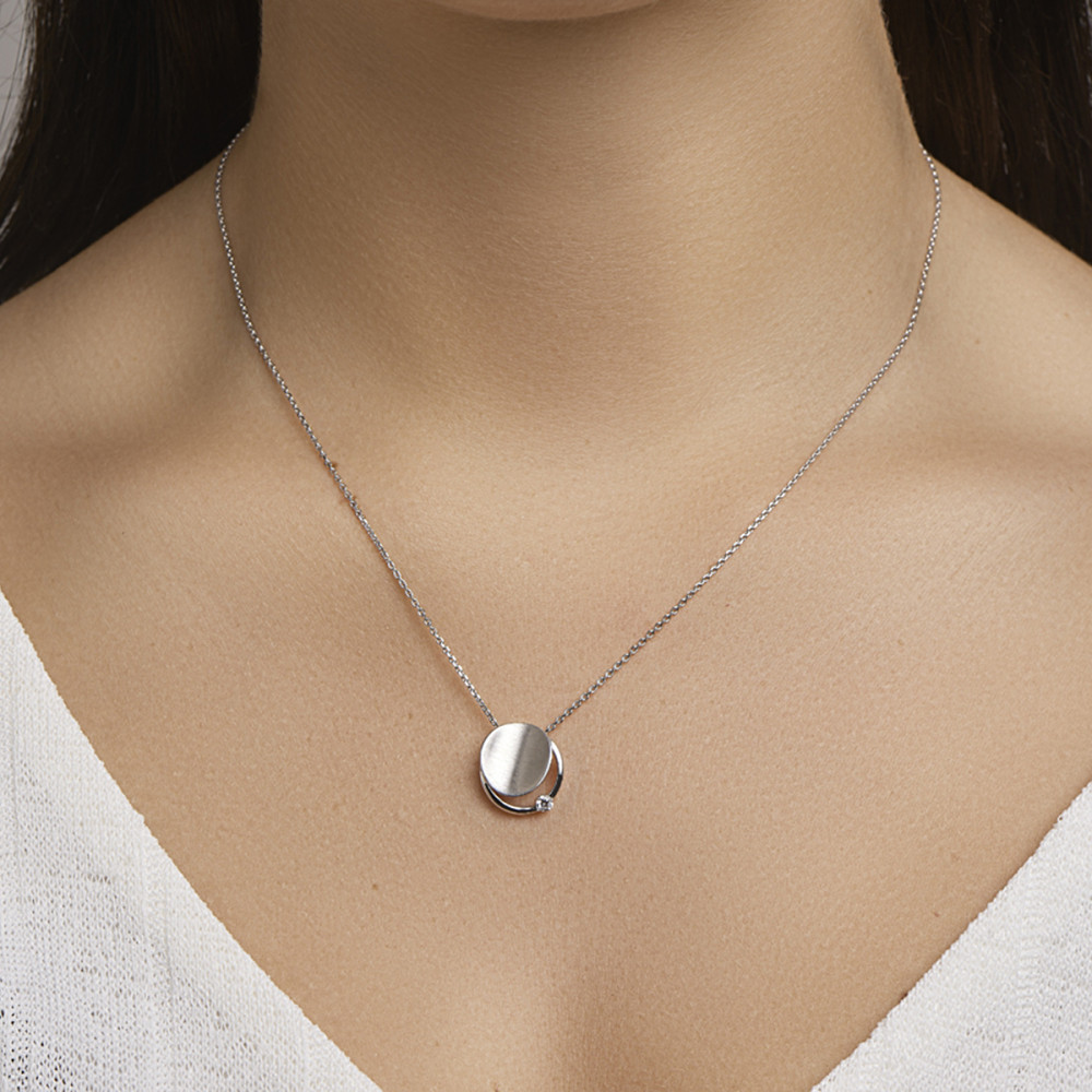 ketting-zilver-ronde-matte-hanger-en-glanzend-zirkonia-boogje-1-3-mm-breedte-lengte-41-45-cm