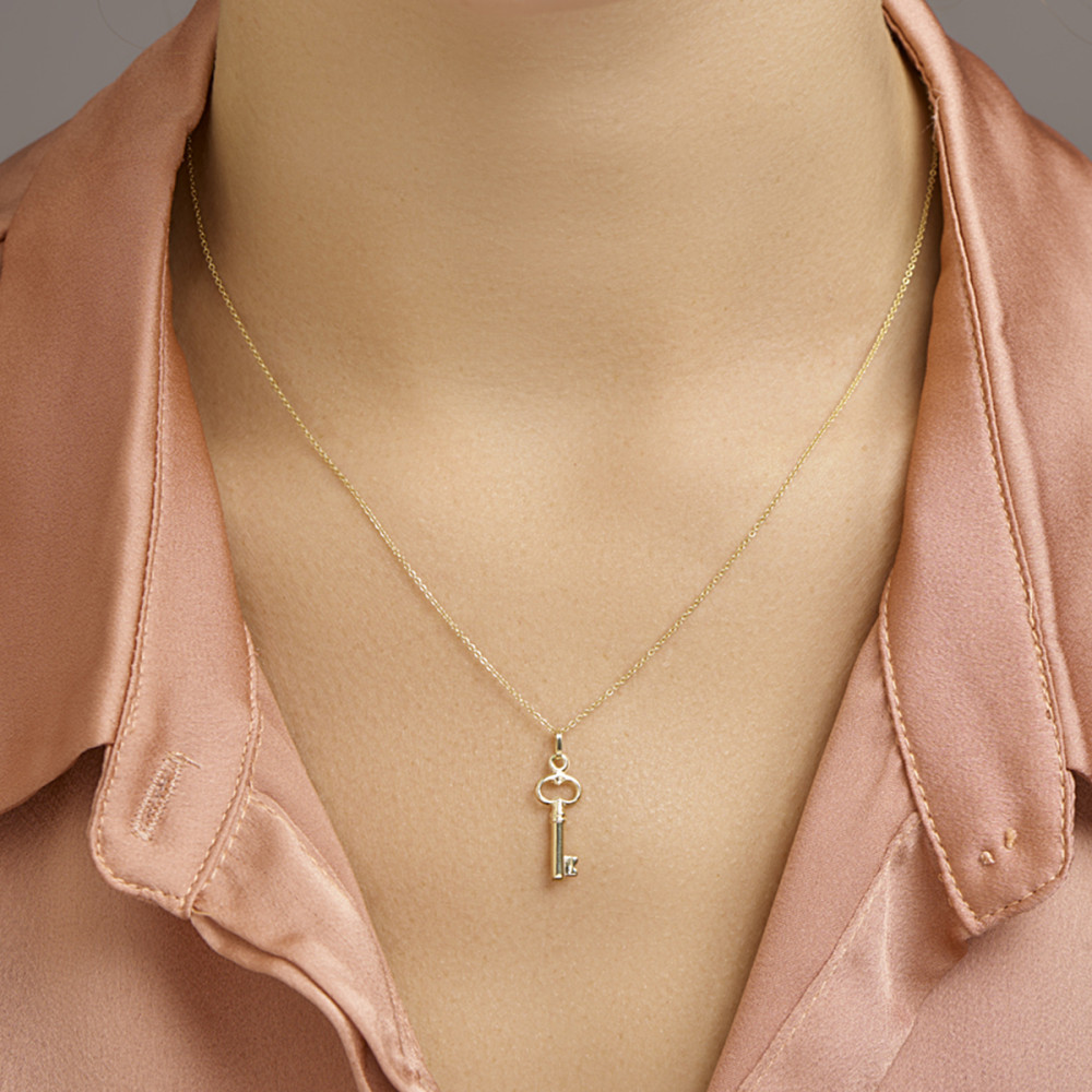 klassieke-hanger-14-karaat-gouden-sleutel-glanzend-8-mm-breed-x-20-5-mm-hoog