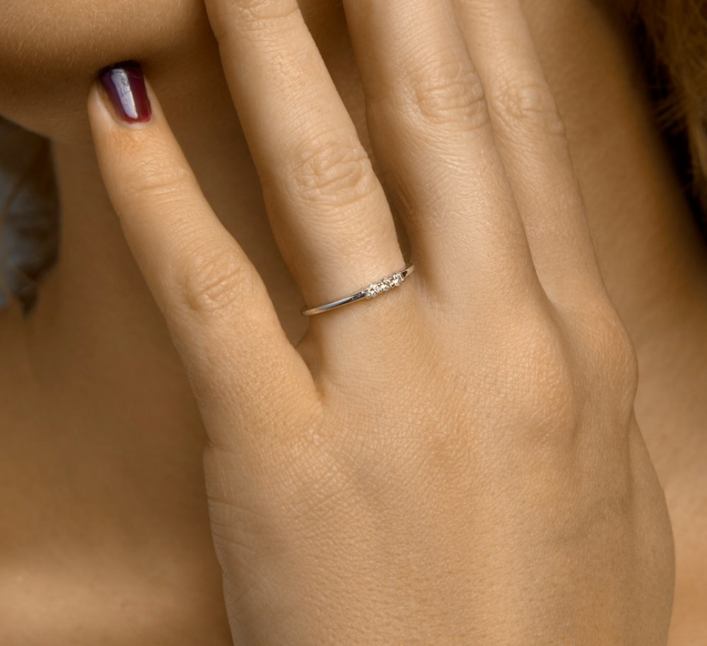 klassieke-meer-steens-ring-van-14-karaat-witgoud-met-drie-diamanten-in-klauwzetting-0-09-crt