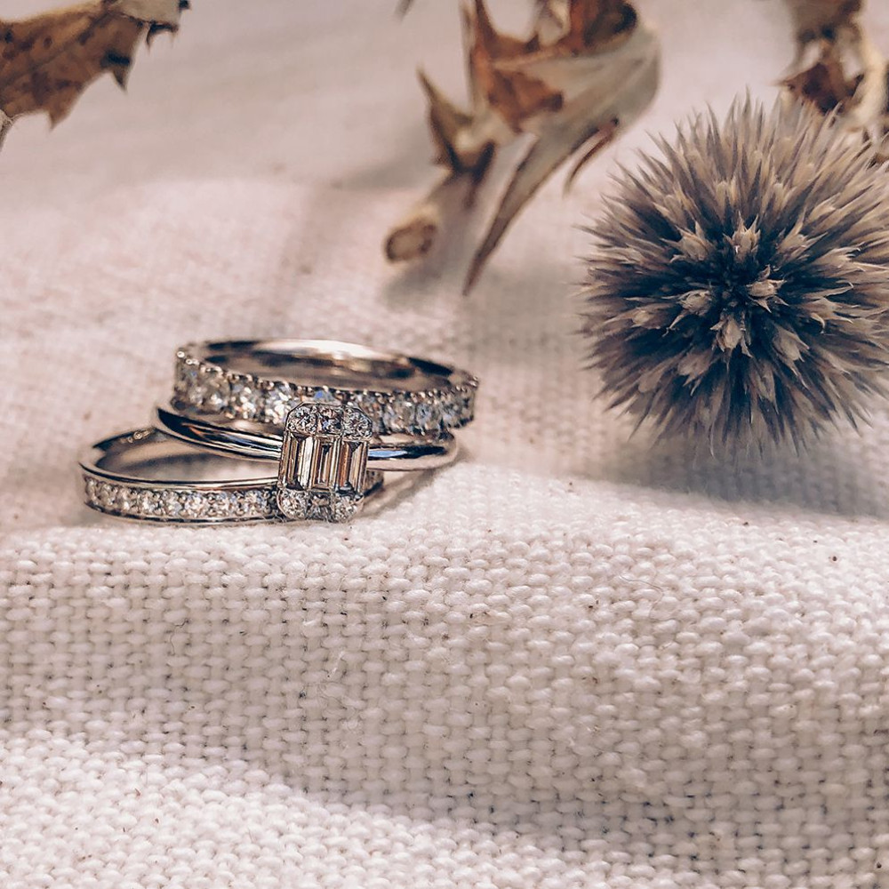 klassieke-memoire-ring-van-14-karaat-witgoud-tijdloze-briljantgeslepen-diamanten-rondom-de-band