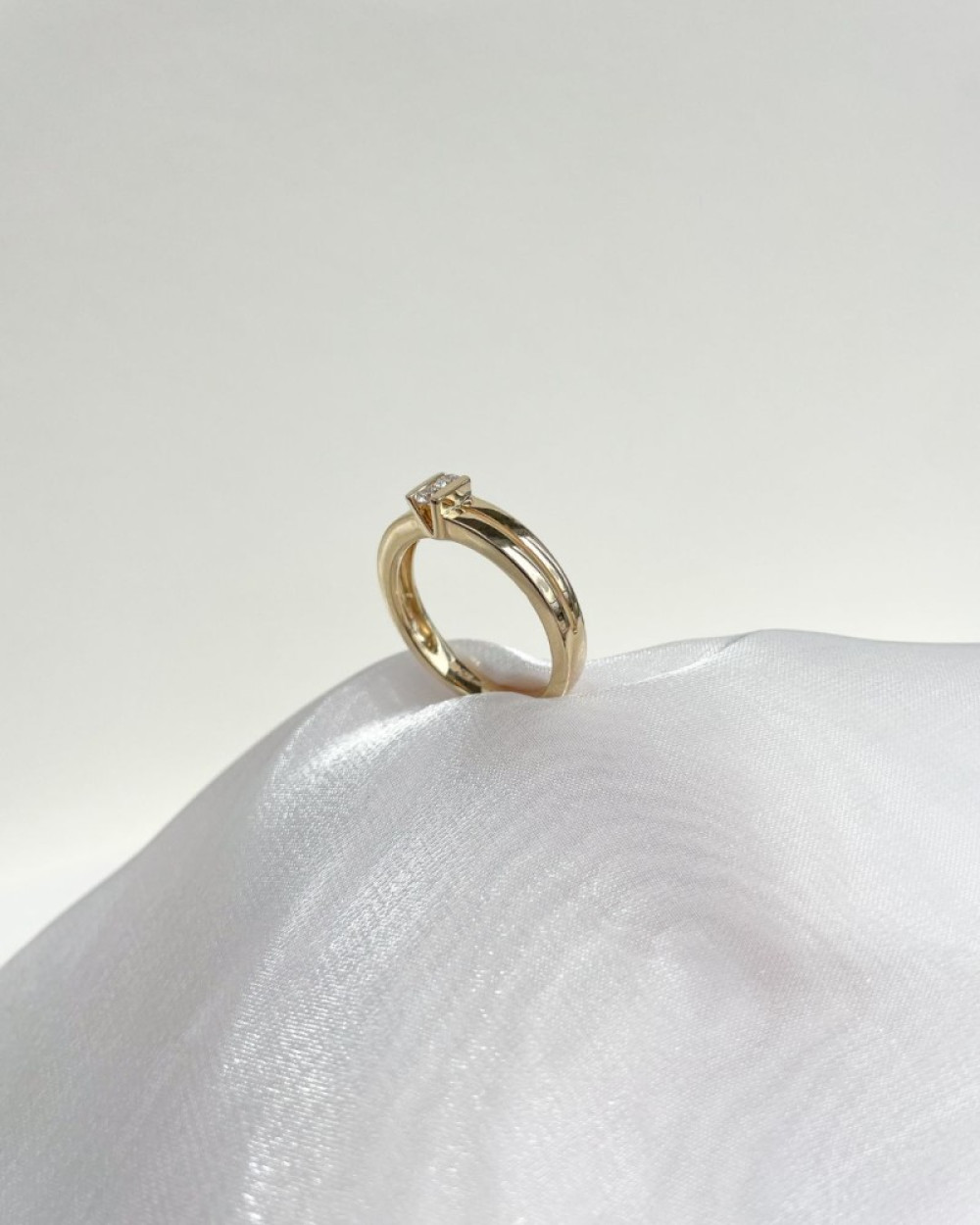 klassieke-ring-van-goud-met-twee-diamanten-0-10-crt-in-v-zetting