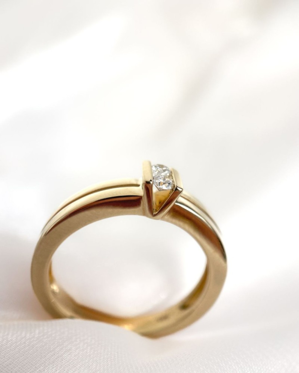 klassieke-ring-van-goud-met-twee-diamanten-0-10-crt-in-v-zetting