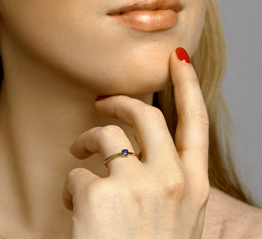 klassieke-solitair-ring-van-14-karaat-goud-met-blauwe-saffier-in-vierpoots-zetting