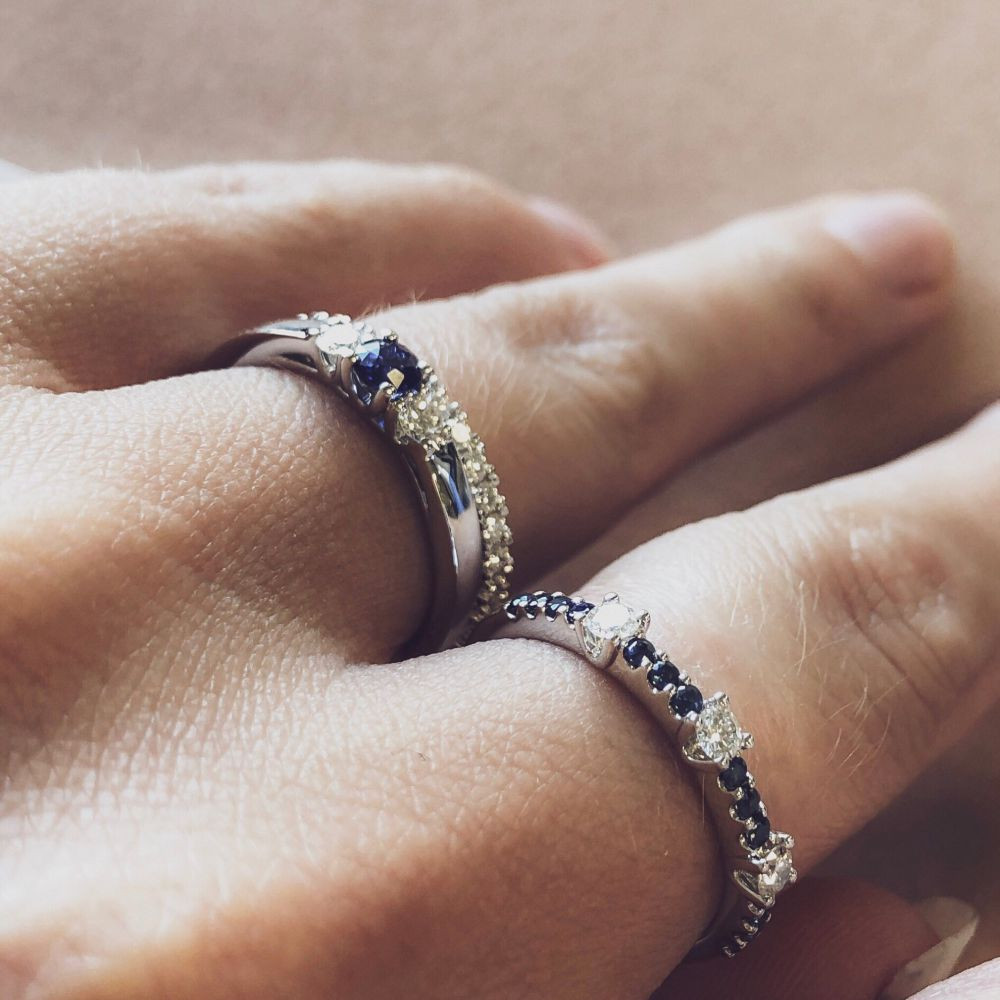 klassieke-solitair-ring-van-14-karaat-witgoud-met-blauwe-saffier-en-diamanten-zijstenen