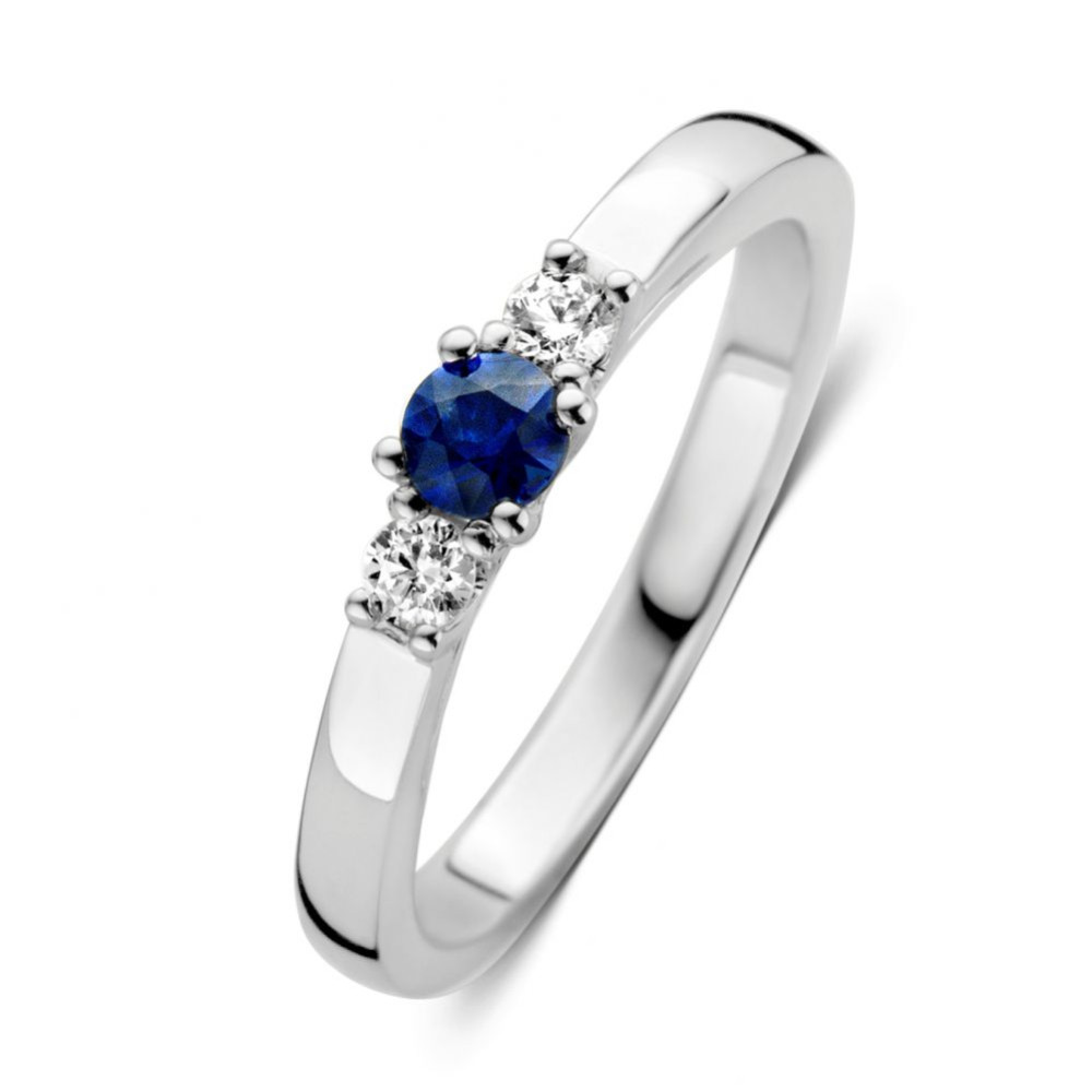 klassieke-solitair-ring-van-14-karaat-witgoud-met-blauwe-saffier-en-diamanten-zijstenen