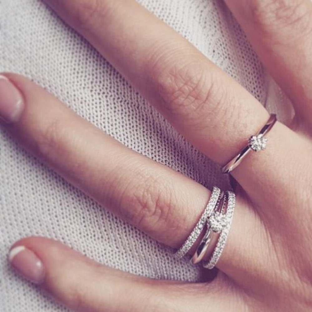 klassieke-solitair-ring-van-14-karaat-witgoud-met-centrale-diamant-in-klauwzetting-0-19-crt