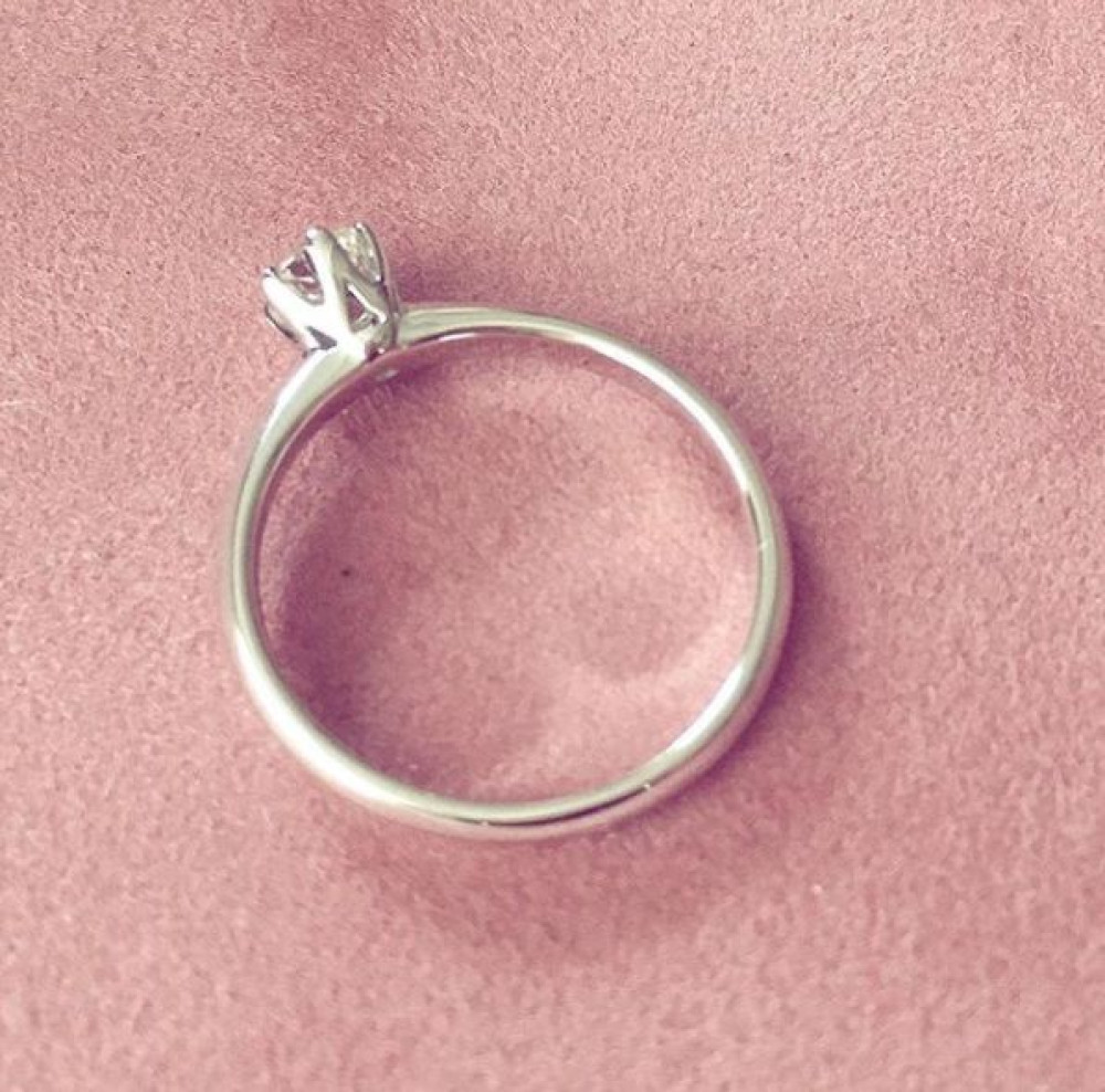 klassieke-solitair-ring-van-14-karaat-witgoud-met-centrale-diamant-in-klauwzetting-0-19-crt