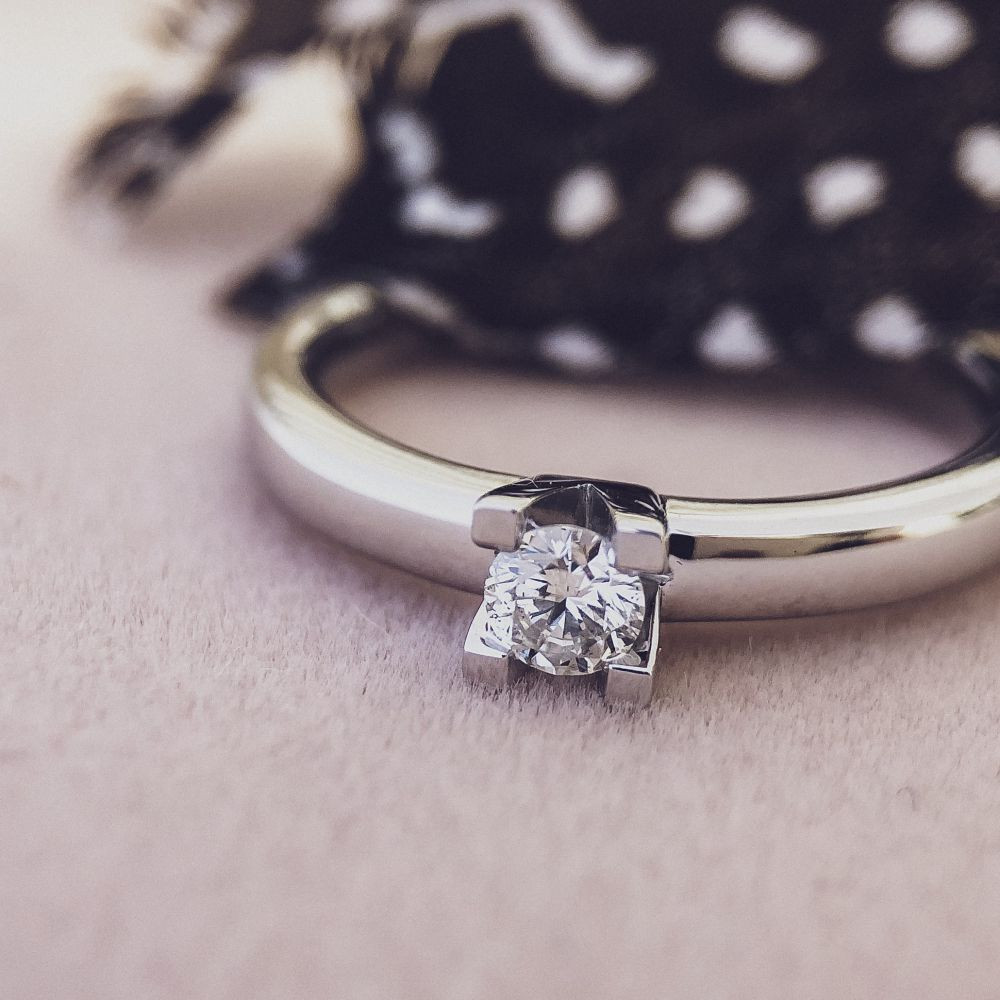 klassieke-solitairring-van-14-karaat-witgoud-met-centrale-diamant-in-klauwzetting