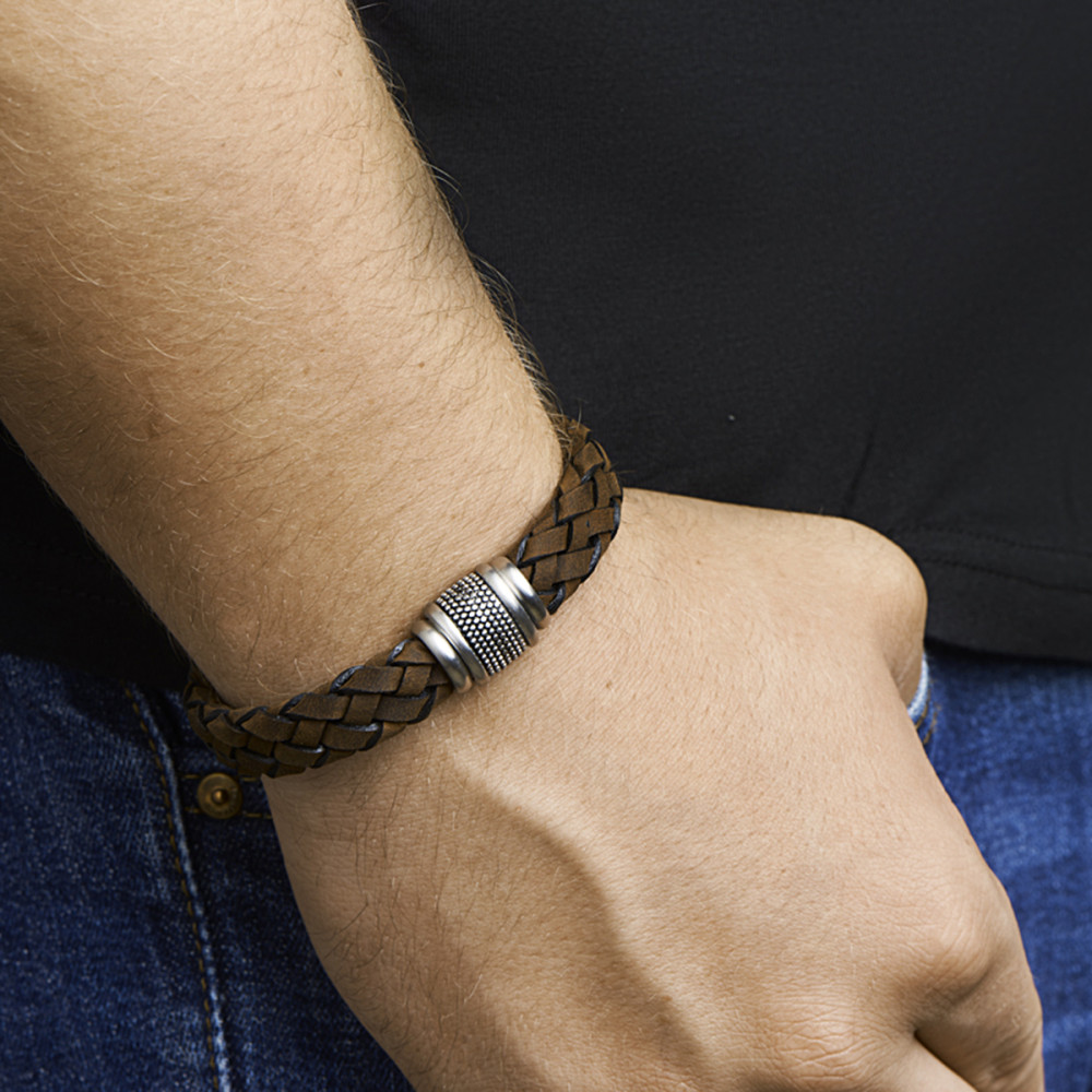 leren-herenarmband-bruin-gevlochten-sluiting-zilverkleurig-staal-12-mm-breedte