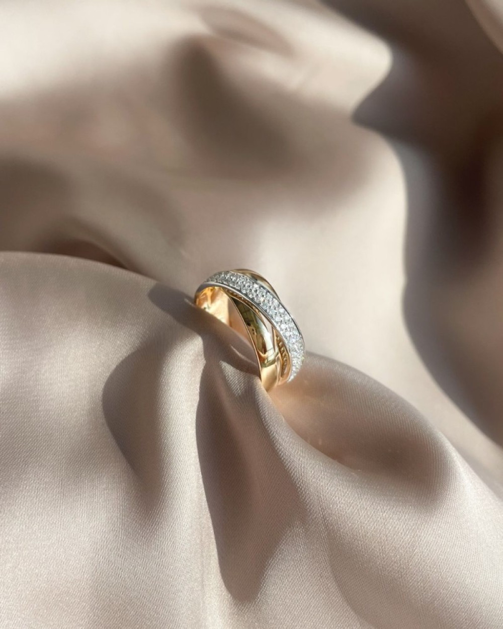luxe-crossover-ring-met-tween-gouden-banen-en-een-witgouden-0-37-crt-diamanten-baan