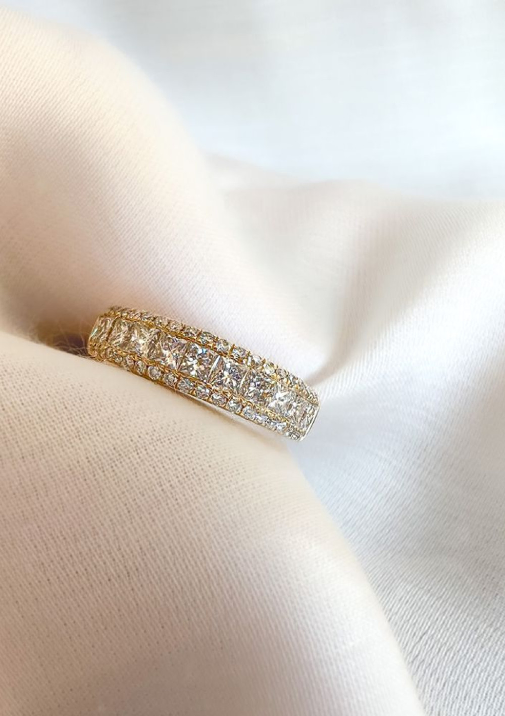 luxe-ring-van-goud-met-drie-rijen-diamanten-1-19-crt-en-5-1-mm-breed
