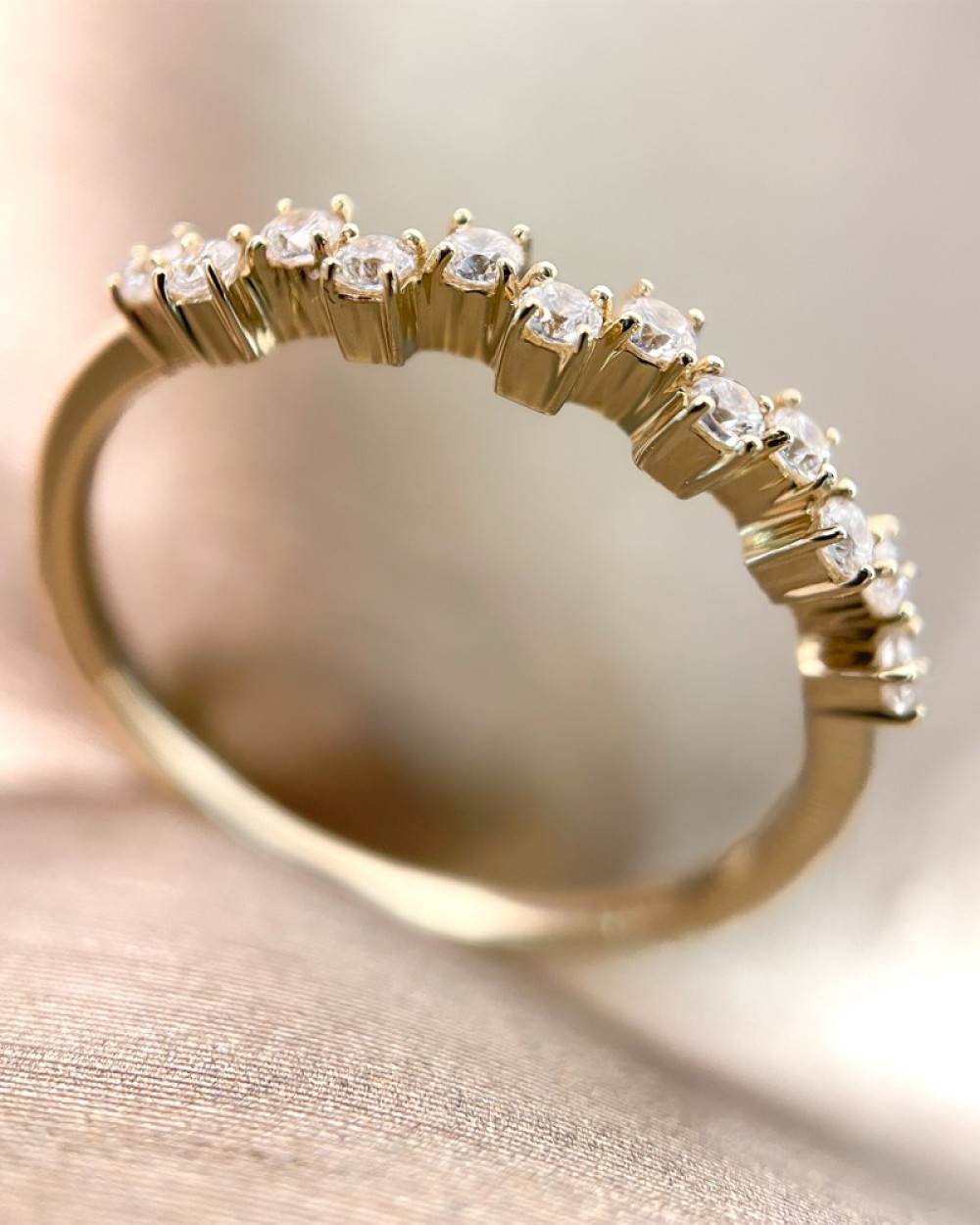 mooie-14-karaat-gouden-ring-met-transparante-zirkonia-s-2-8-mm-breed