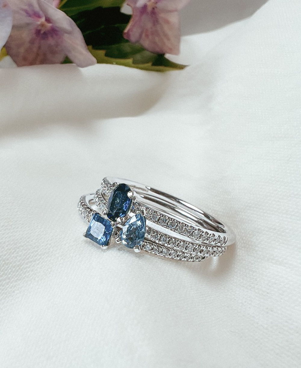 mooie-14-karaat-witgouden-ring-met-peer-geslepen-saffier-en-0-10-crt-diamanten